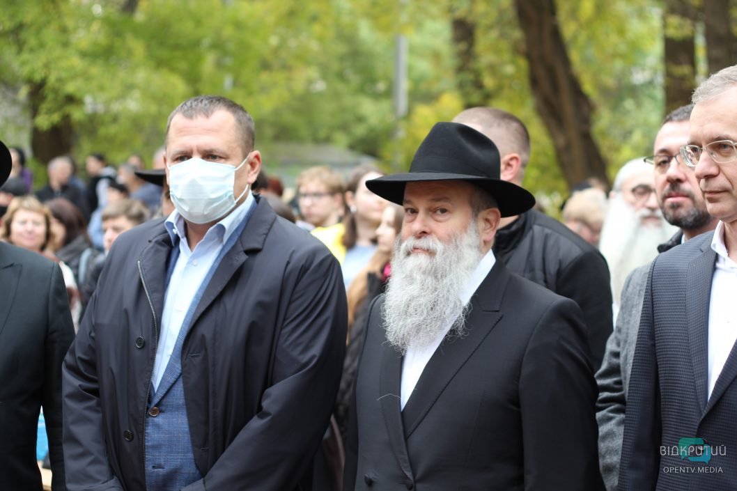 В Днепре сотни людей вышли на митинг памяти по расстрелянным евреям (Фото, Видео) - рис. 7