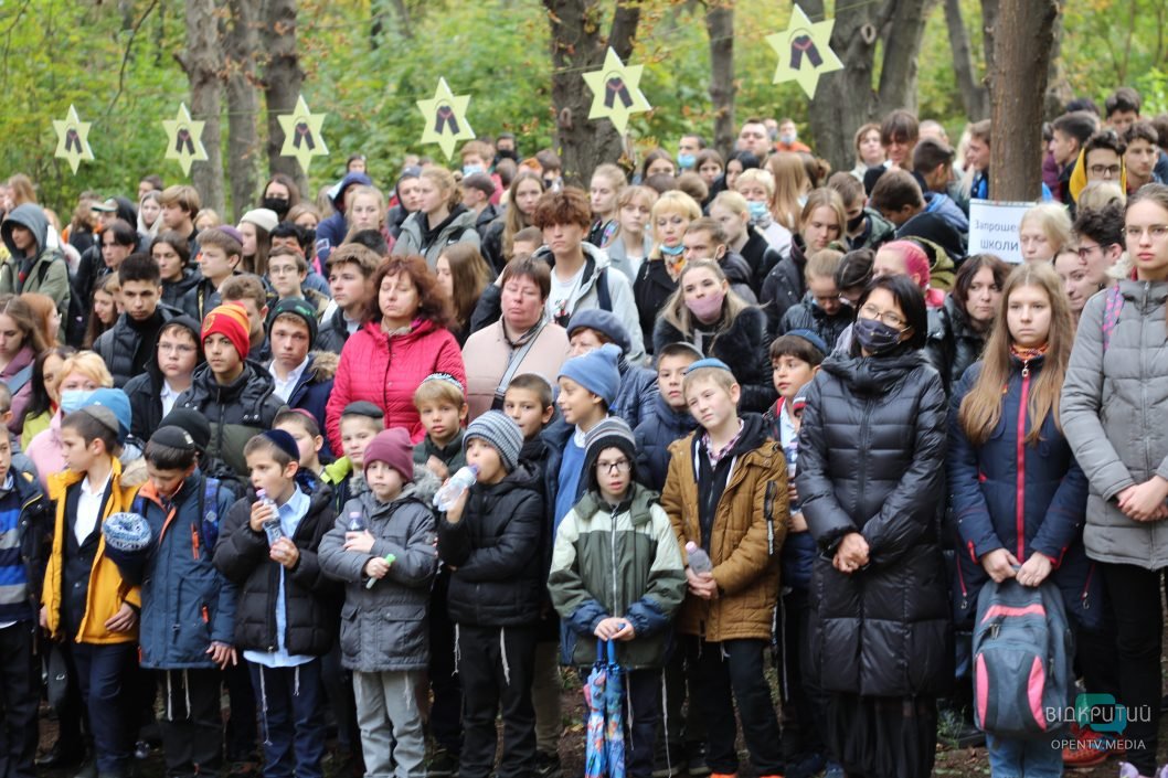 В Днепре сотни людей вышли на митинг памяти по расстрелянным евреям (Фото, Видео) - рис. 9