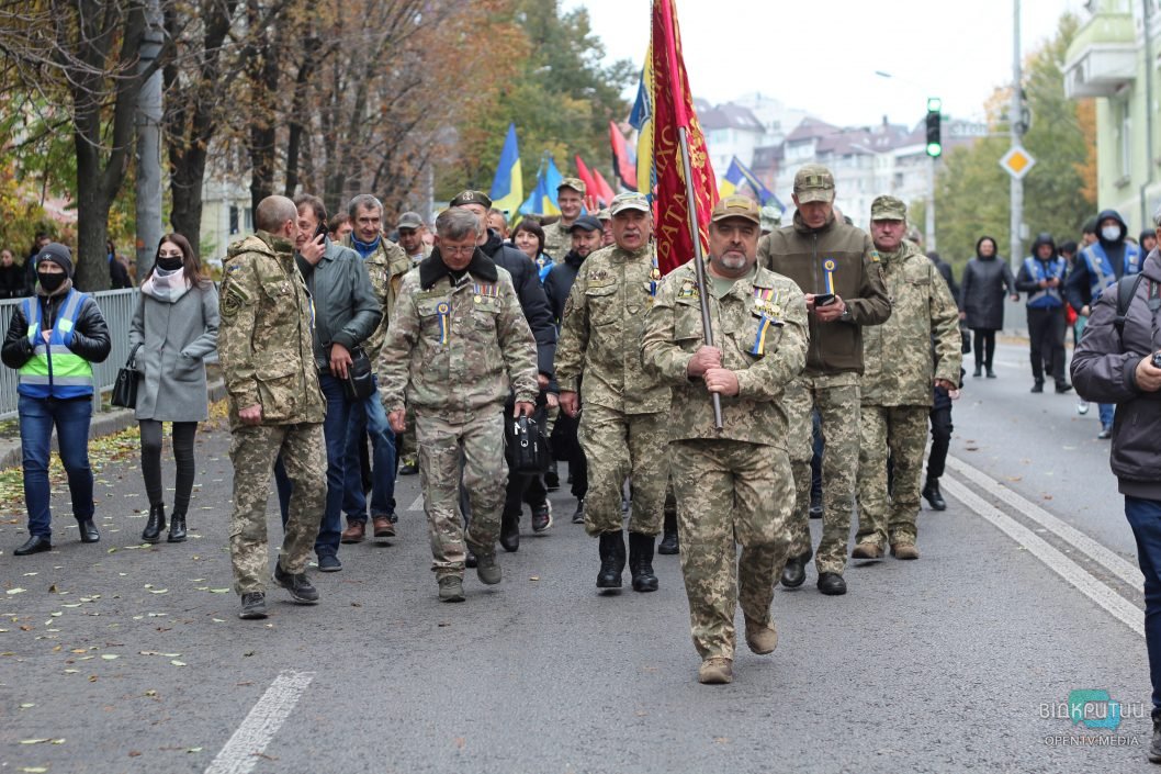 Как в Днепре проходит марш защитников и защитниц Украины (Фоторепортаж) - рис. 26