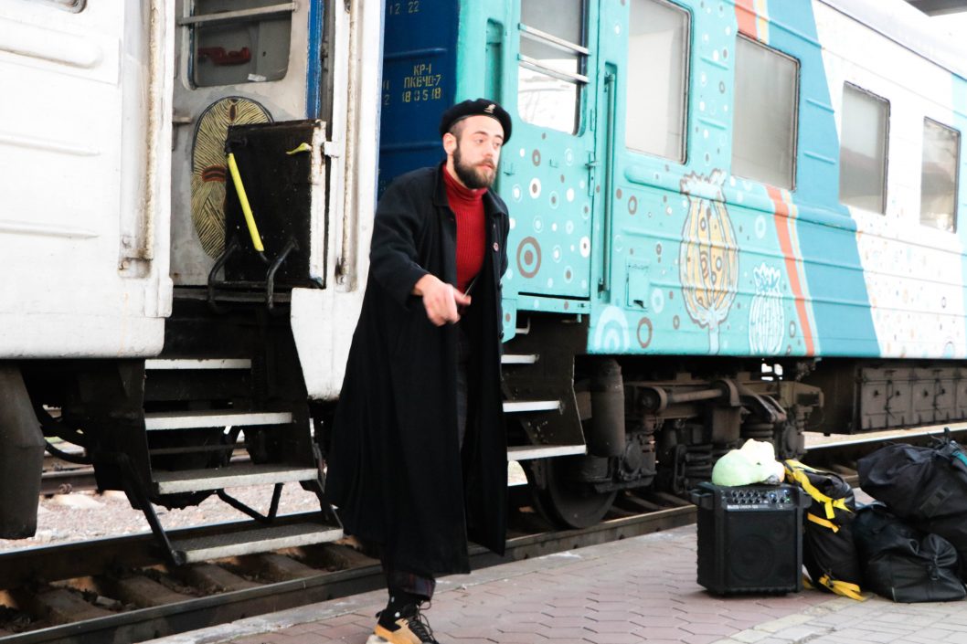 В Днепр на фестиваль «ГогольFest» приехал первый в Европе арт-поезд (Фото) - рис. 10