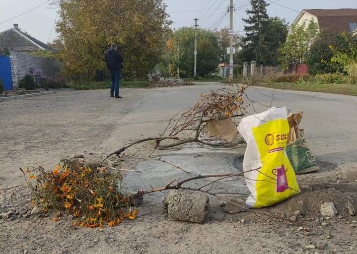 В Днепре жители самостоятельно ремонтируют улицу на ж/м Игрень (Фотофакт) - рис. 1