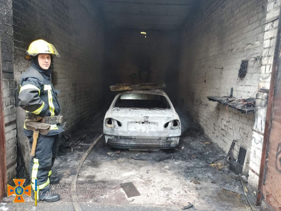 В Кривом Роге в гараже сгорел дотла легковой автомобиль - рис. 1