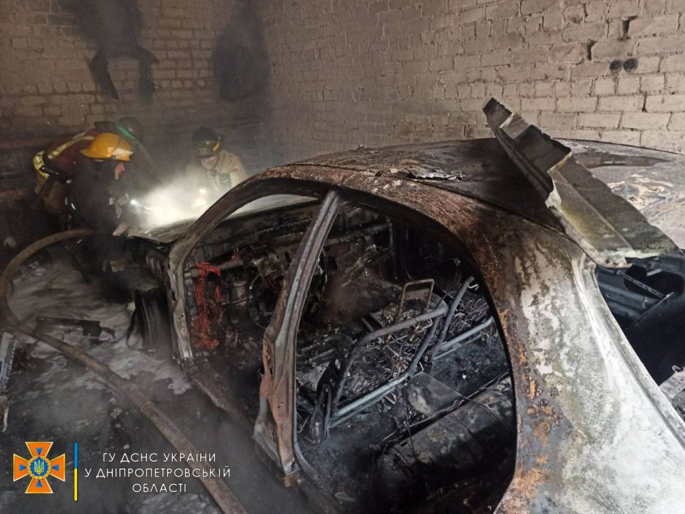 В Кривом Роге в гараже сгорел дотла легковой автомобиль - рис. 2
