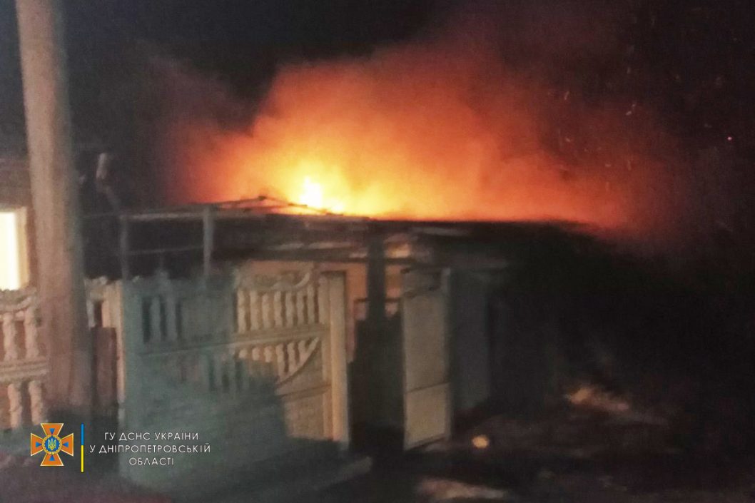 Ночной пожар в Никополе: сгорели автомобиль и два гаража (Фото) - рис. 1