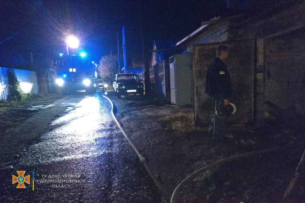 Ночной пожар в Никополе: сгорели автомобиль и два гаража (Фото) - рис. 5