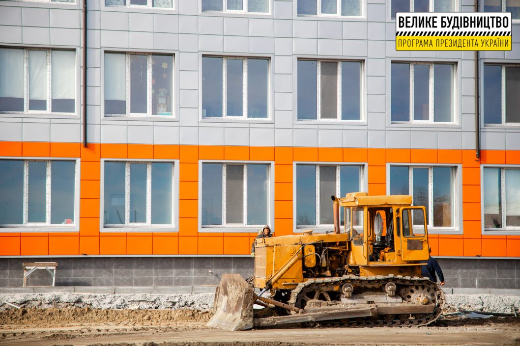 В Днепропетровской области обновляют стадион одного из поселковых лицеев (Фото) - рис. 6