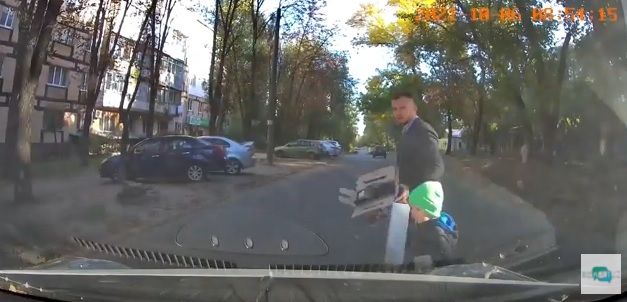 В Днепре мужчина с двумя детьми едва не угодил под колеса авто: видео - рис. 1