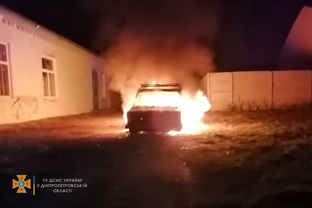 На Днепропетровщине области утром полностью сгорел легковой автомобиль (Видео) - рис. 1