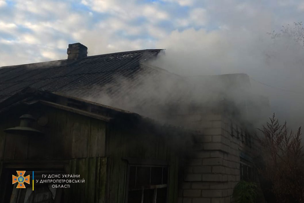 В одном из сел Днепропетровской области почти полностью сгорел дом: фото - рис. 1