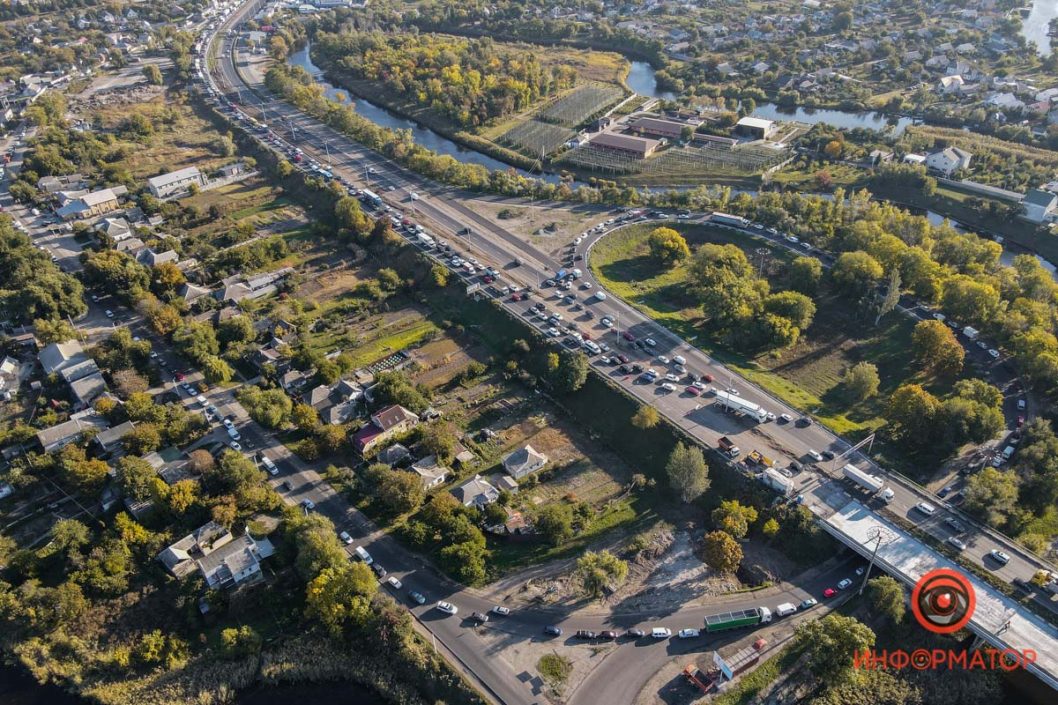 Под Днепром перекрыли мост через речку Кильчень: на трассе огромные пробки (Фото) - рис. 2