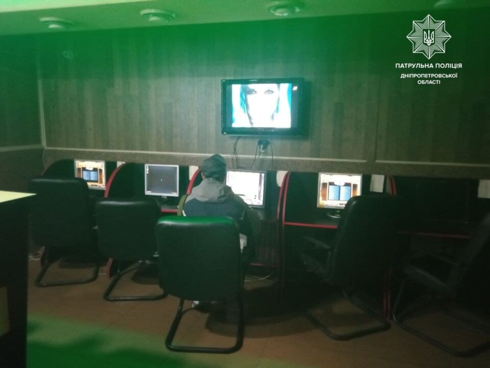 В Днепре на Слобожанском проспекте закрыли подпольный зал игровых автоматов - рис. 1