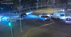 В центре Днепра Volkswagen на большой скорости протаранил Infinity (Видео) - рис. 19