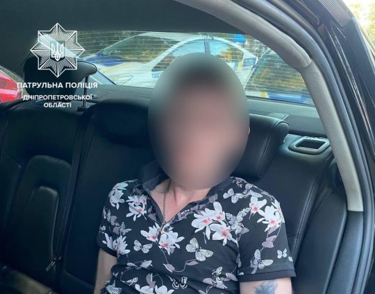 Пытался спрятаться в туалете: в Днепре патрульные задержали вооруженного угонщика Audi - рис. 2