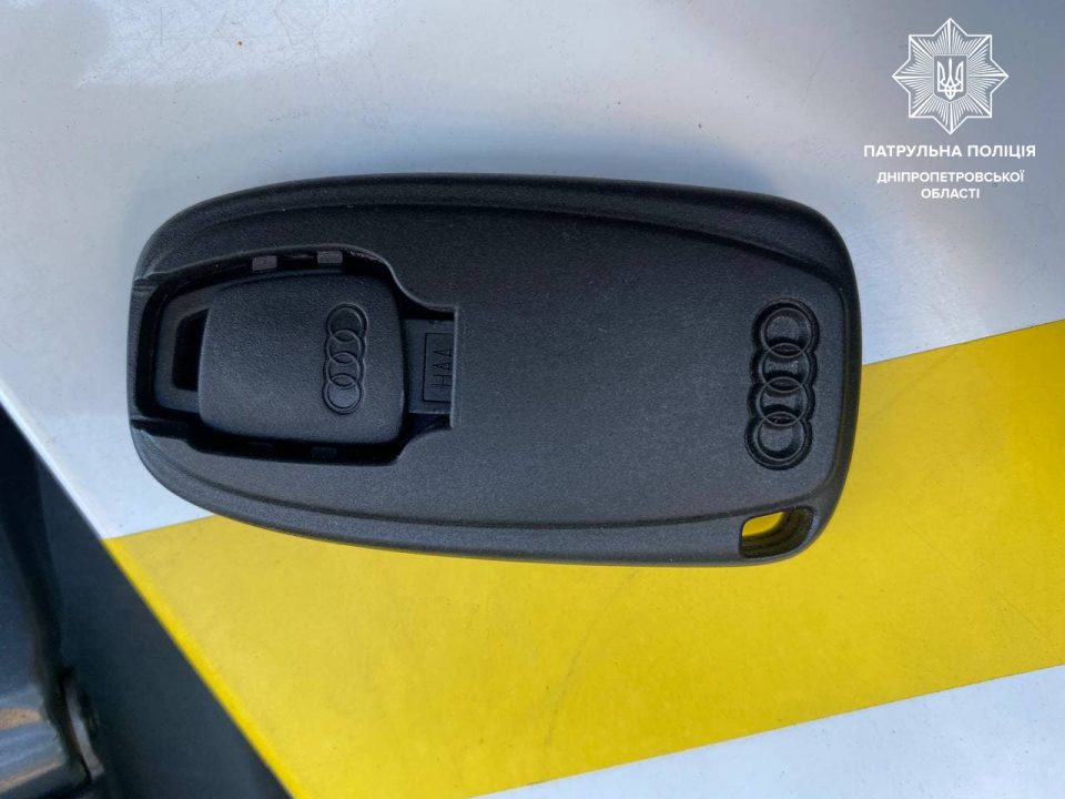 Пытался спрятаться в туалете: в Днепре патрульные задержали вооруженного угонщика Audi - рис. 3