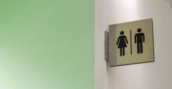 В одном из ТРЦ Днепра извращенец подглядывал за девушками в туалете - рис. 2