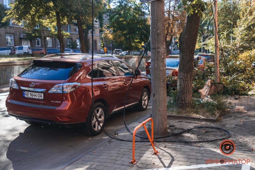 Оборвало провод и повредило машины: в Днепре на улице Гоголя упало дерево - рис. 4