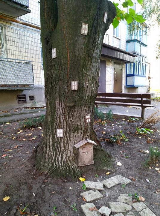 В центре Днепра появился сказочный домик в дереве - рис. 1