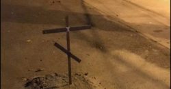 В центральной части Днепра заметили могилку на тротуаре - рис. 21