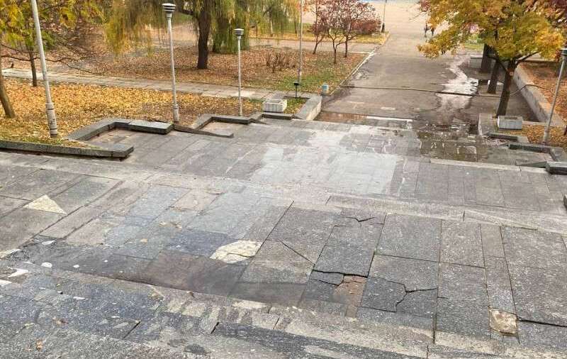 Поврежденный водопровод: в днепровском парке Глобы прорвало канализацию - рис. 1