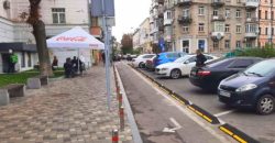 Впервые в Украине применили новый способ разделения парковки и велополосы (Фото) - рис. 13