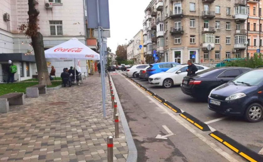 Впервые в Украине применили новый способ разделения парковки и велополосы (Фото) - рис. 2