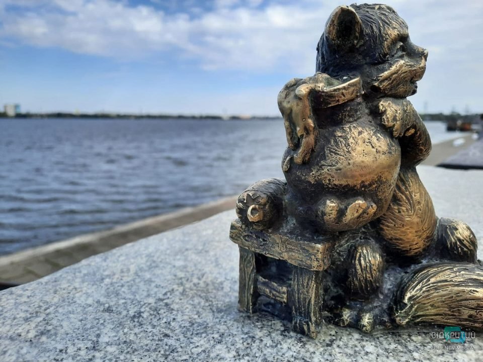 В Днепре на набережной появилась новая мини-скульптура (Фото) - рис. 9