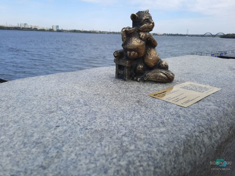 В Днепре на набережной появилась новая мини-скульптура (Фото) - рис. 8