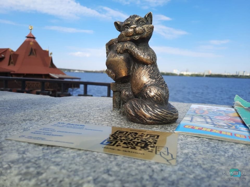 В Днепре на набережной появилась новая мини-скульптура (Фото) - рис. 2
