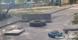Чтобы не ездили: в одном из районов Днепра жители отстаивают автопреграду у дома - рис. 10