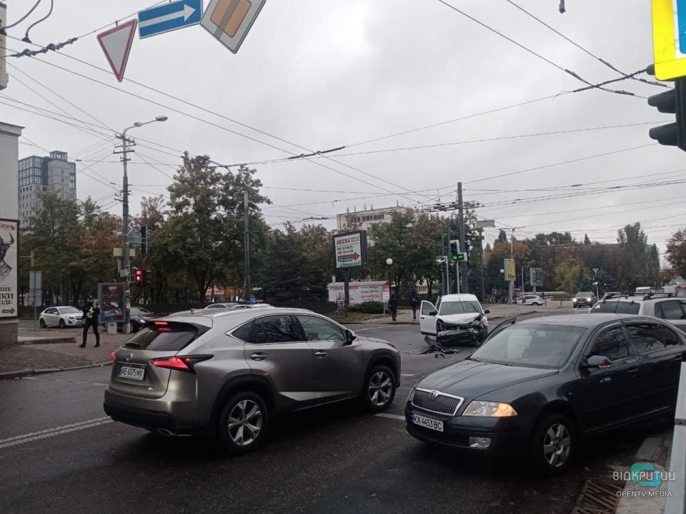 ДТП в Днепре на Яворницкого: светофор не работал, есть пострадавшие (Фото) - рис. 6