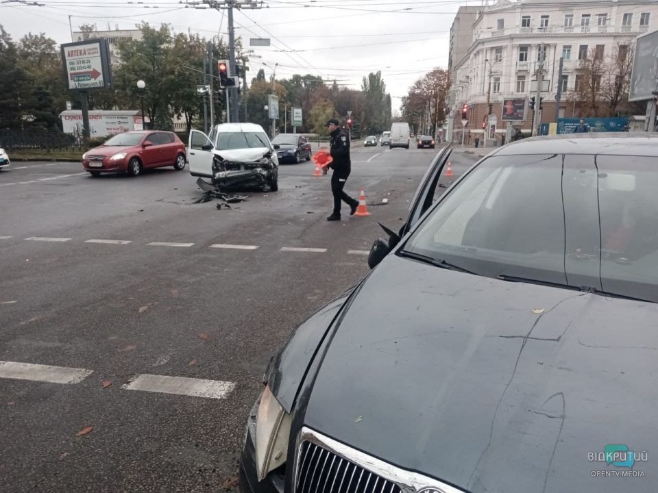 ДТП в Днепре на Яворницкого: светофор не работал, есть пострадавшие (Фото) - рис. 2