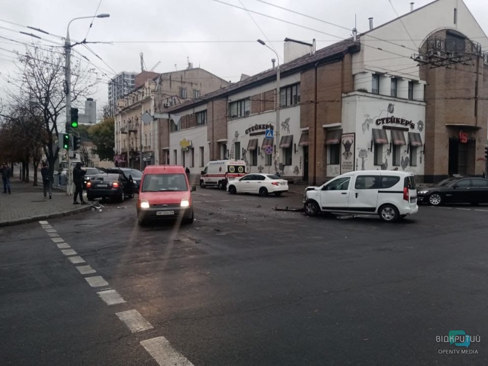 ДТП в Днепре на Яворницкого: светофор не работал, есть пострадавшие (Фото) - рис. 9
