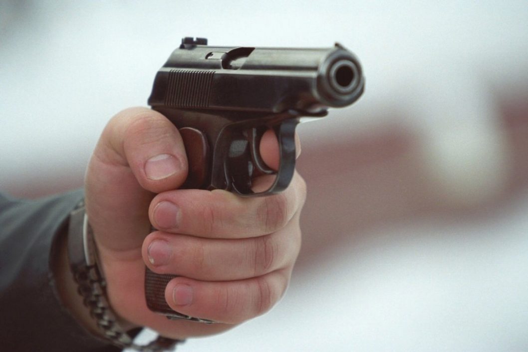В центре Днепра пьяный мужчина открыл стрельбу с пистолета - рис. 1