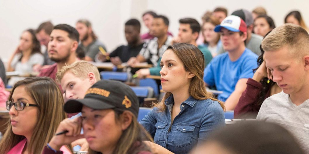 Нет вакцины - нет стипендии: преподаватели ВУЗов создали петицию на сайте Кабмина - рис. 1