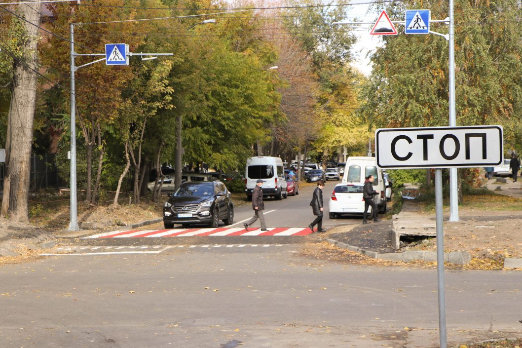 Первый в Днепре: в городе сделали регулируемый переход с завышенной «зеброй» - рис. 1