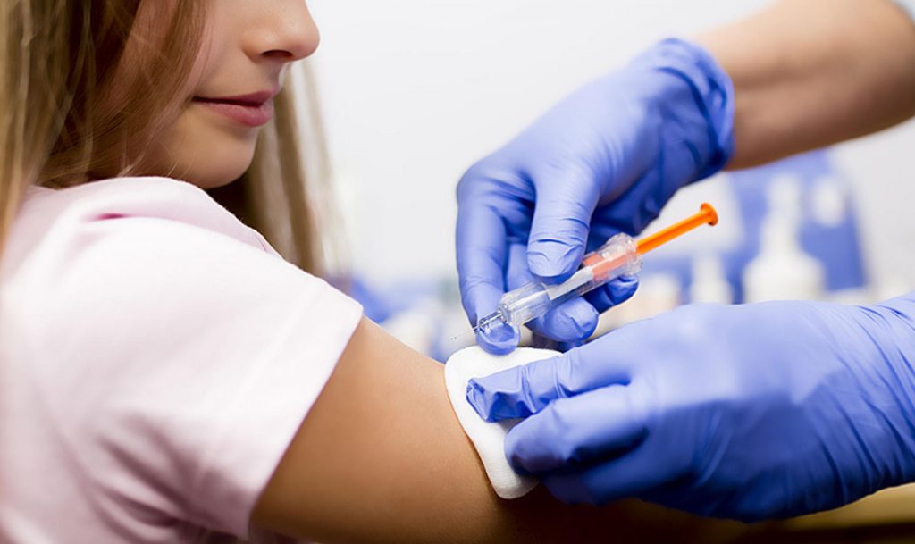 Уменьшает риск осложнений: как влияет вакцинация от гриппа на течение коронавируса - рис. 1
