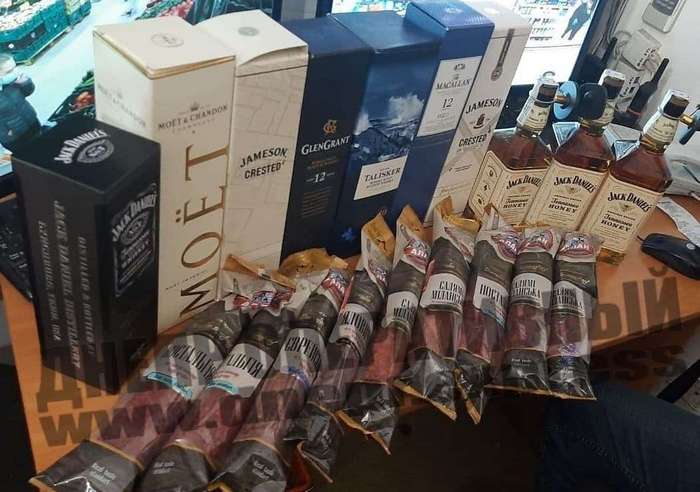 Виски и колбаса на 14 тысяч: в Днепре поймали магазинную воровку - рис. 1