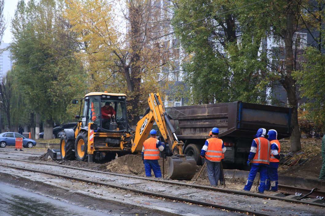 По современной технологии: на ул. Руденко в Днепре меняют трамвайные пути - рис. 1