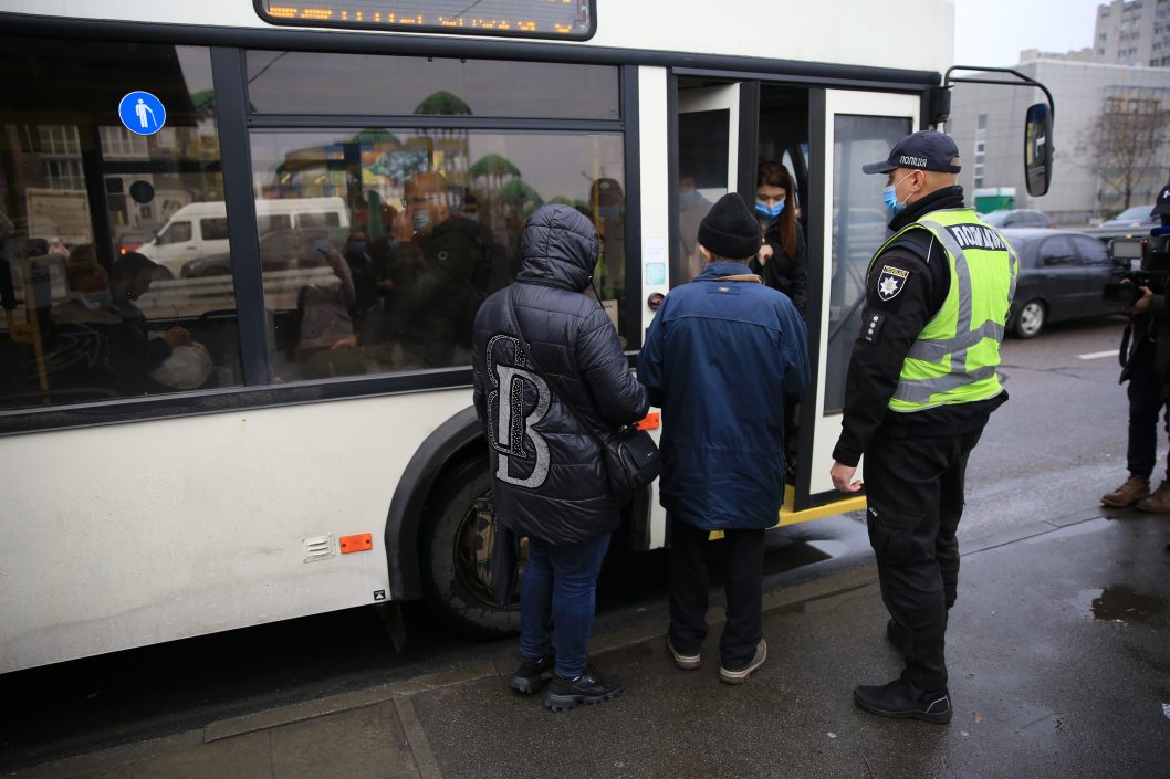 Маски и дистанция: в Днепре полиция проводит рейды в общественном транспорте - рис. 13