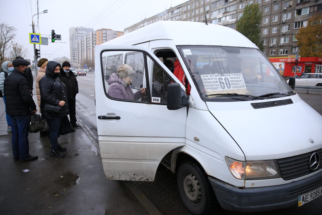 Маски и дистанция: в Днепре полиция проводит рейды в общественном транспорте - рис. 9