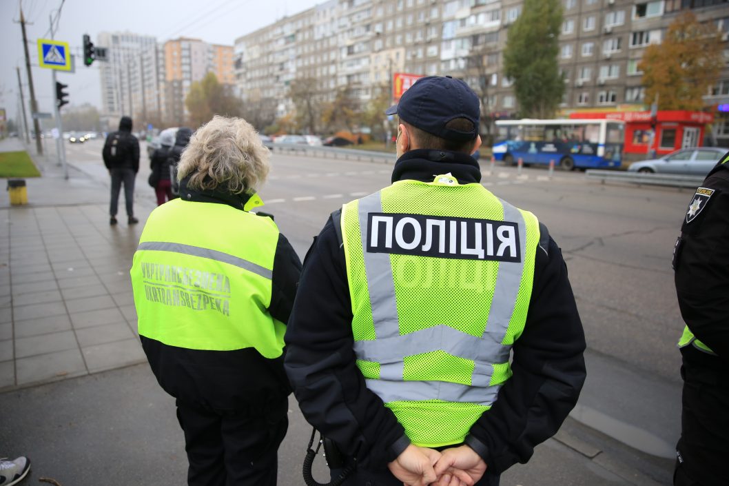 Маски и дистанция: в Днепре полиция проводит рейды в общественном транспорте - рис. 14