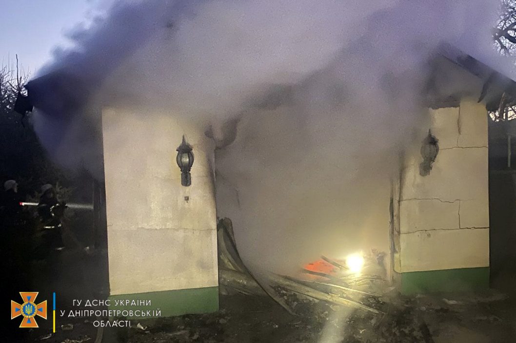 На Днепропетровщине в частном доме сгорел гараж с иномаркой внутри - рис. 1
