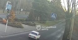 В Днепре на Гагарина водитель легковушки потерял управление (Видео) - рис. 4