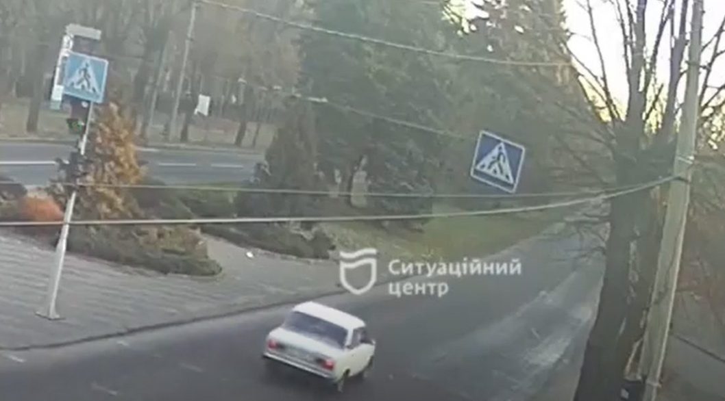 В Днепре на Гагарина водитель легковушки потерял управление (Видео) - рис. 1