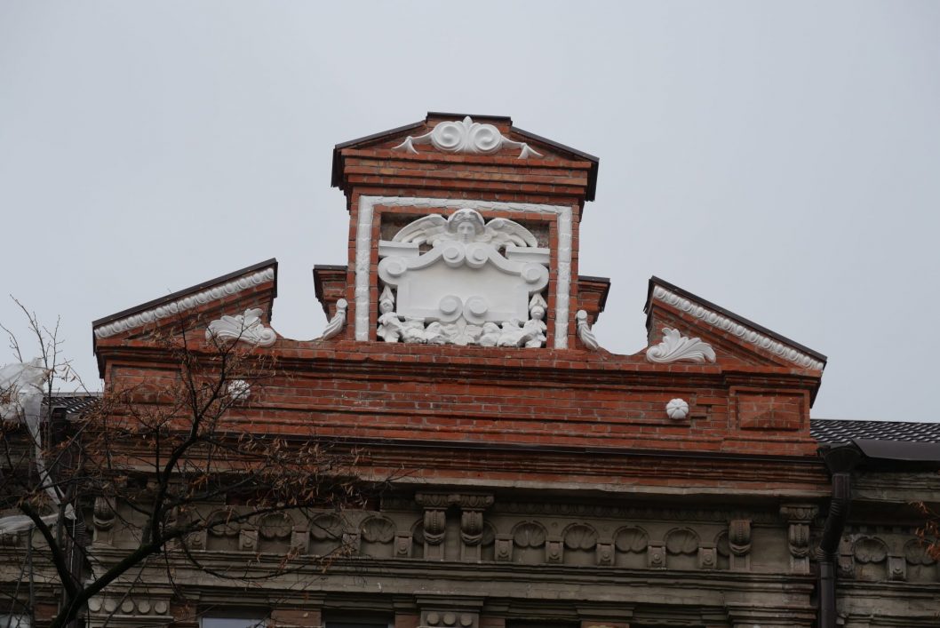 В центре Днепра отреставрировали часть фасада исторического здания (Фото) - рис. 2