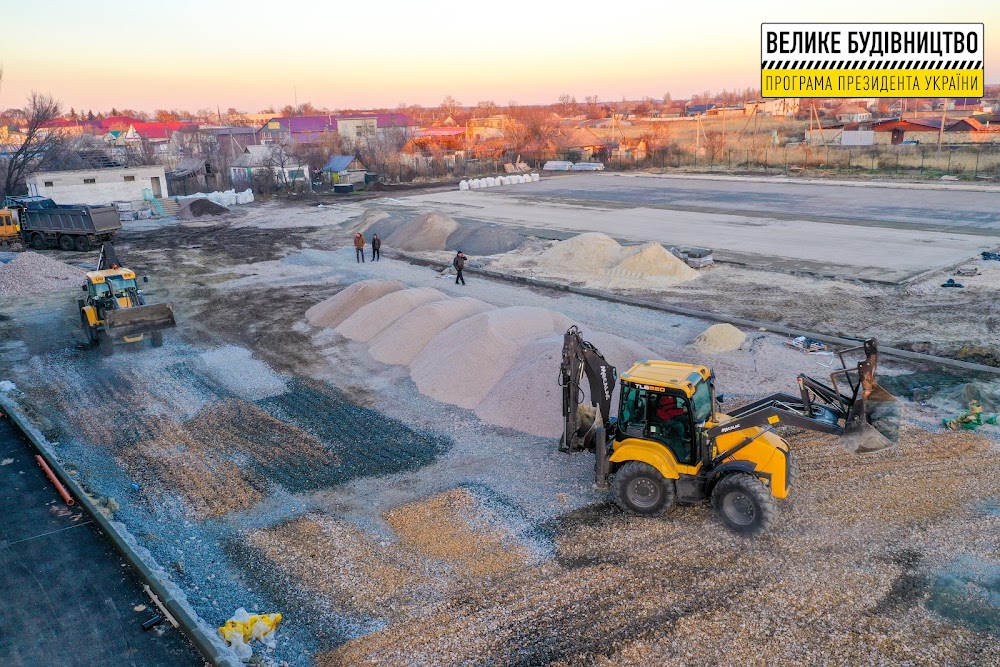 На Днепропетровщине начали реконструировать школьный стадион - рис. 2