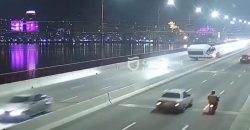 В Днепре на Центральном мосту маршрутка протаранила заграждение: движение затруднено - рис. 5