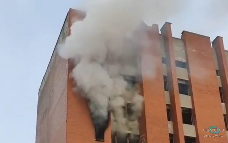 В центре Днепра горела заброшенная многоэтажка (Фото/Видео) - рис. 1