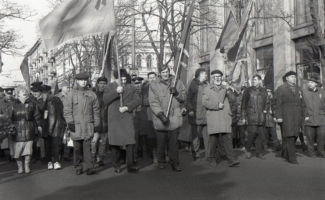 Как в Днепре в конце 1990-х отмечали День Октябрьского переворота (Фото) - рис. 1
