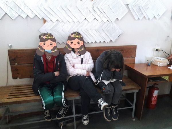 Вандализм для маленьких: под Днепром 11-летние девочки разрисовали вагон трамвая - рис. 1